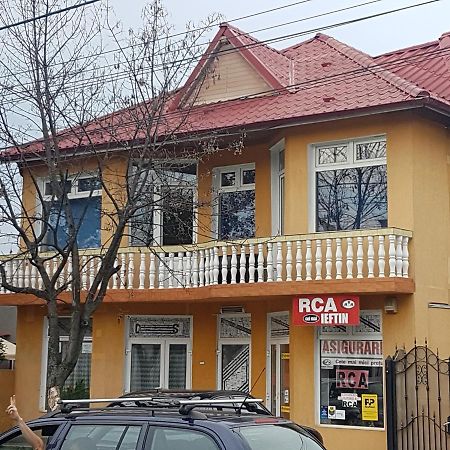 Relax Haus Hotel Хунедоара Екстериор снимка