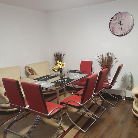 Relax Haus Hotel Хунедоара Екстериор снимка