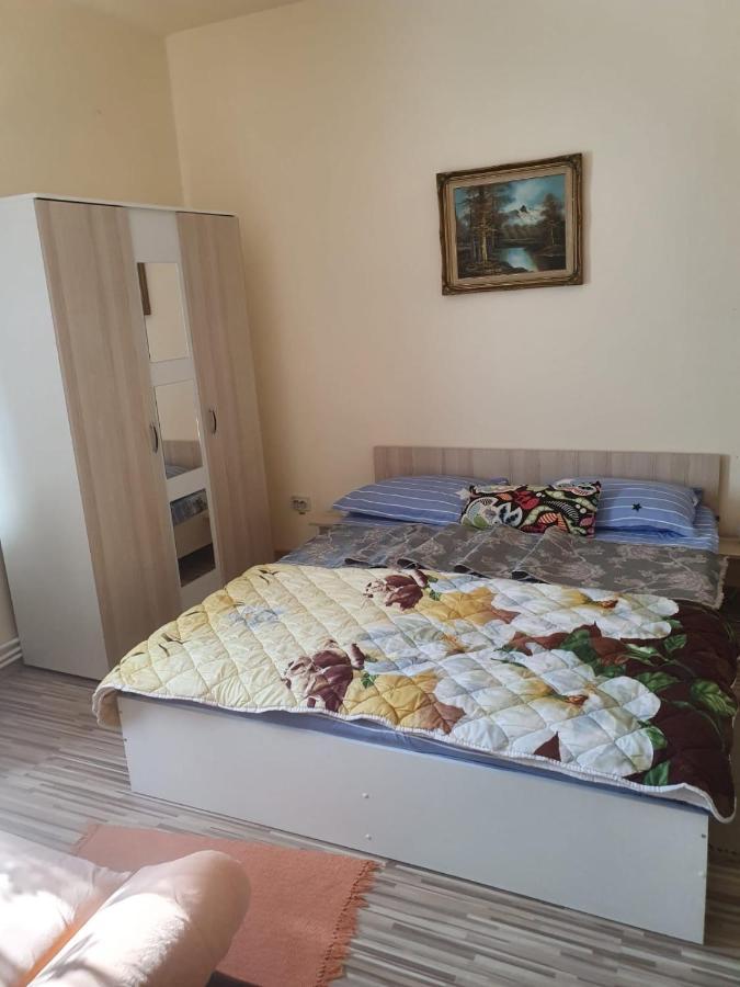 Relax Haus Hotel Хунедоара Екстериор снимка
