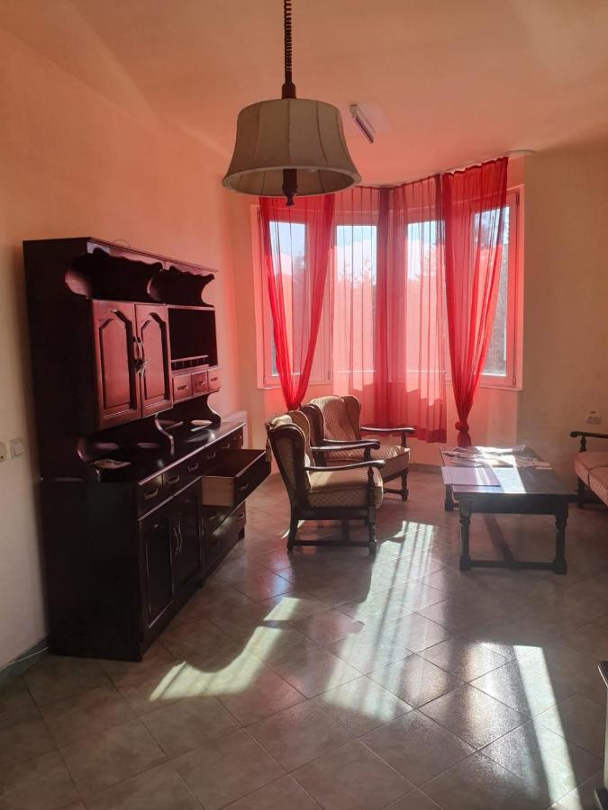 Relax Haus Hotel Хунедоара Екстериор снимка