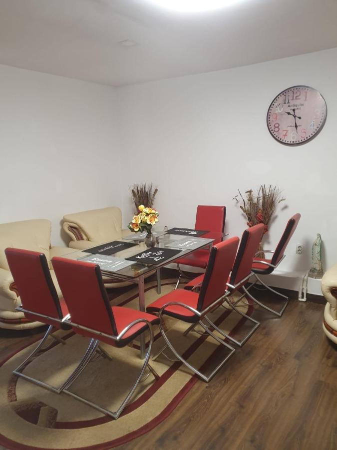 Relax Haus Hotel Хунедоара Екстериор снимка
