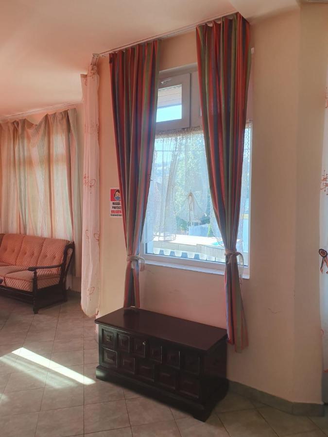 Relax Haus Hotel Хунедоара Екстериор снимка