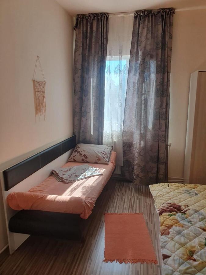 Relax Haus Hotel Хунедоара Екстериор снимка