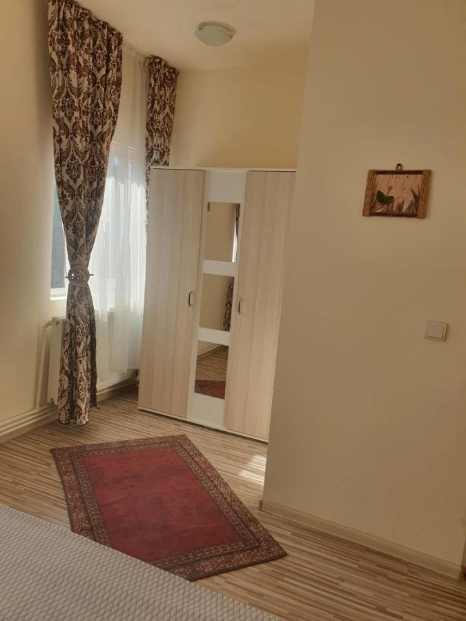 Relax Haus Hotel Хунедоара Екстериор снимка