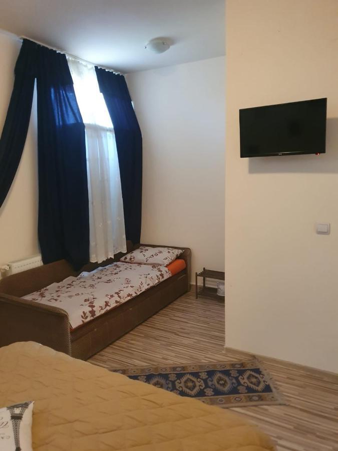 Relax Haus Hotel Хунедоара Екстериор снимка
